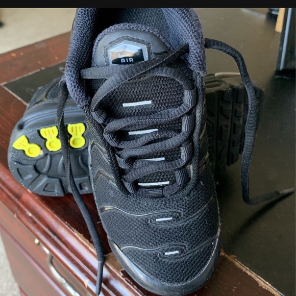Black almost new Nike Air Max plus shoes. - Picture 3 of 3